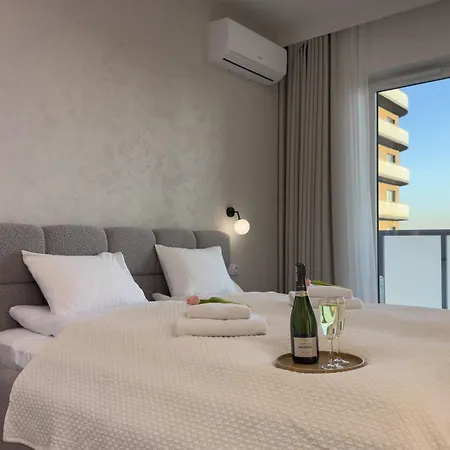Urban Global - Jacuzzi - 8th Floor No 03 - Air Condition - Balcony - Free Garage - Luxury Apartment *