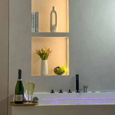Apartment Urban Global - Jacuzzi - 8th Floor No 03 - Air Condition - Balcony - Free Garage - Luxury *