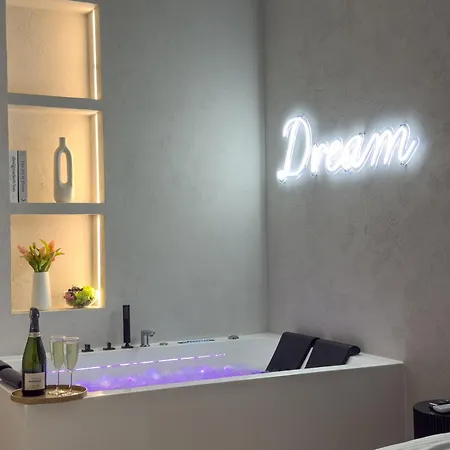 Apartment Urban Global - Jacuzzi - 8th Floor No 03 - Air Condition - Balcony - Free Garage - Luxury