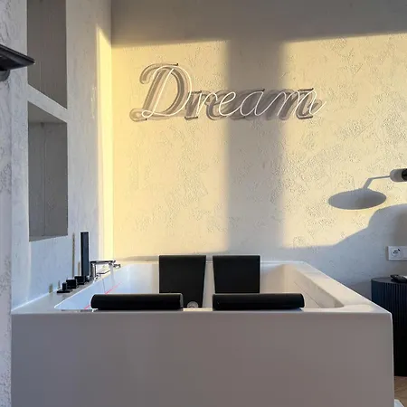 Urban Global - Jacuzzi - 8th Floor No 03 - Air Condition - Balcony - Free Garage - Luxury Apartment
