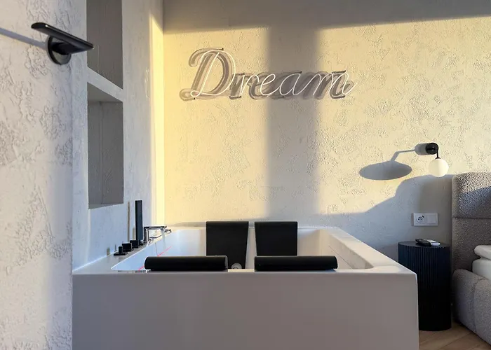 Urban Global, Jacuzzi, 8th Floor No 03, Free Garage, Self Check-in, No Deposit Apartament